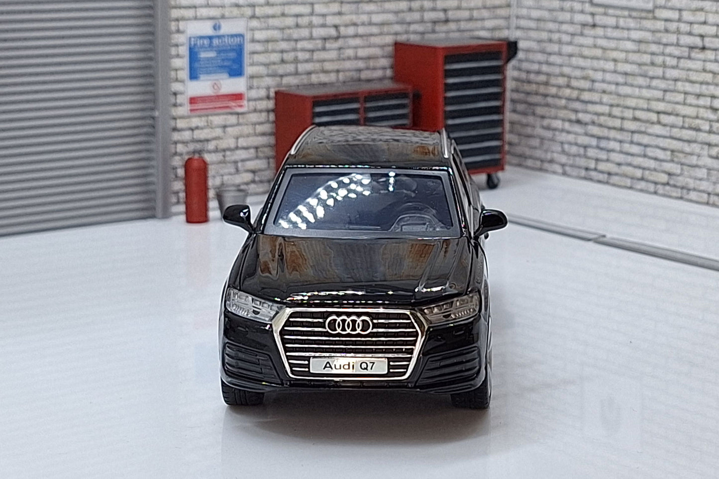 Audi Q7  Black 1:32 scale model Sound & Lights