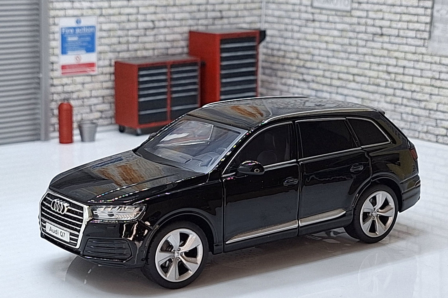 Audi Q7  Black 1:32 scale model Sound & Lights