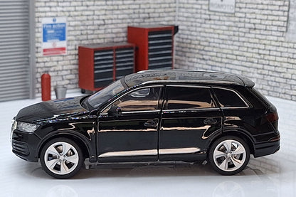 Audi Q7  Black 1:32 scale model Sound & Lights