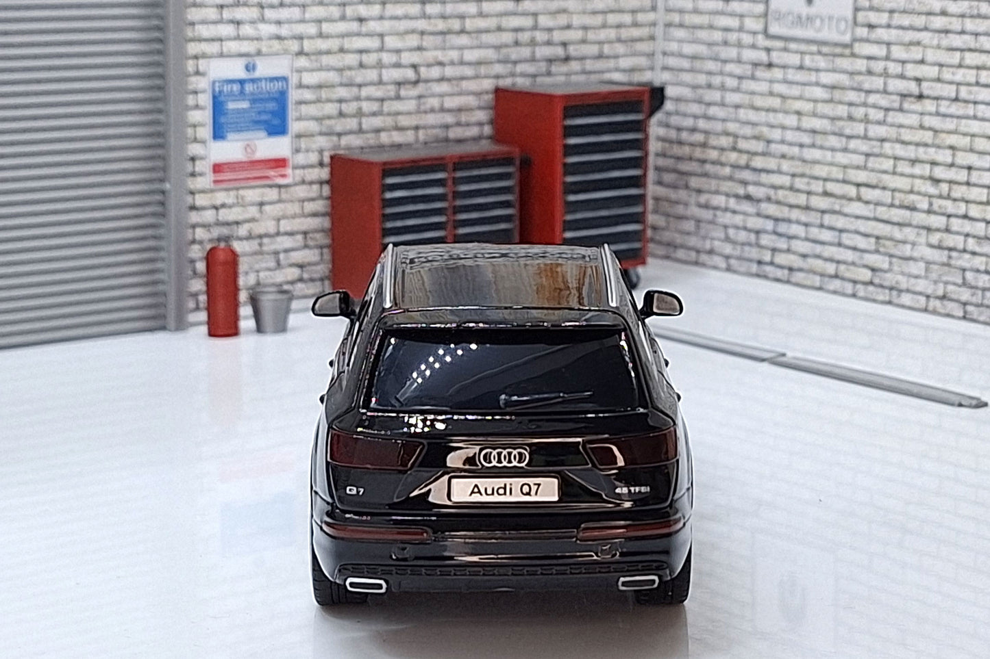 Audi Q7  Black 1:32 scale model Sound & Lights