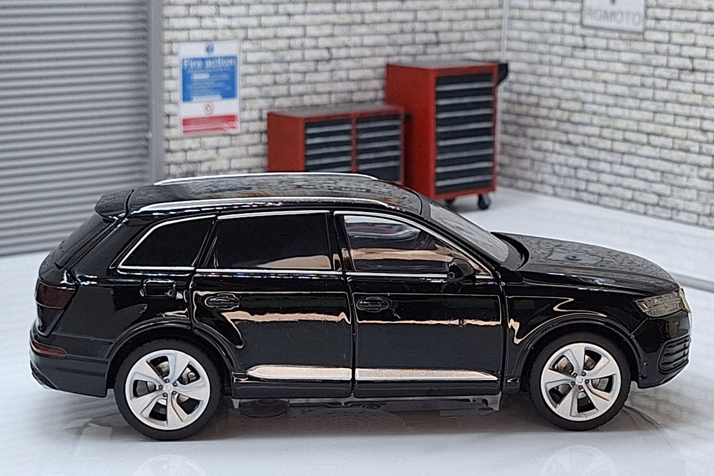 Audi Q7  Black 1:32 scale model Sound & Lights