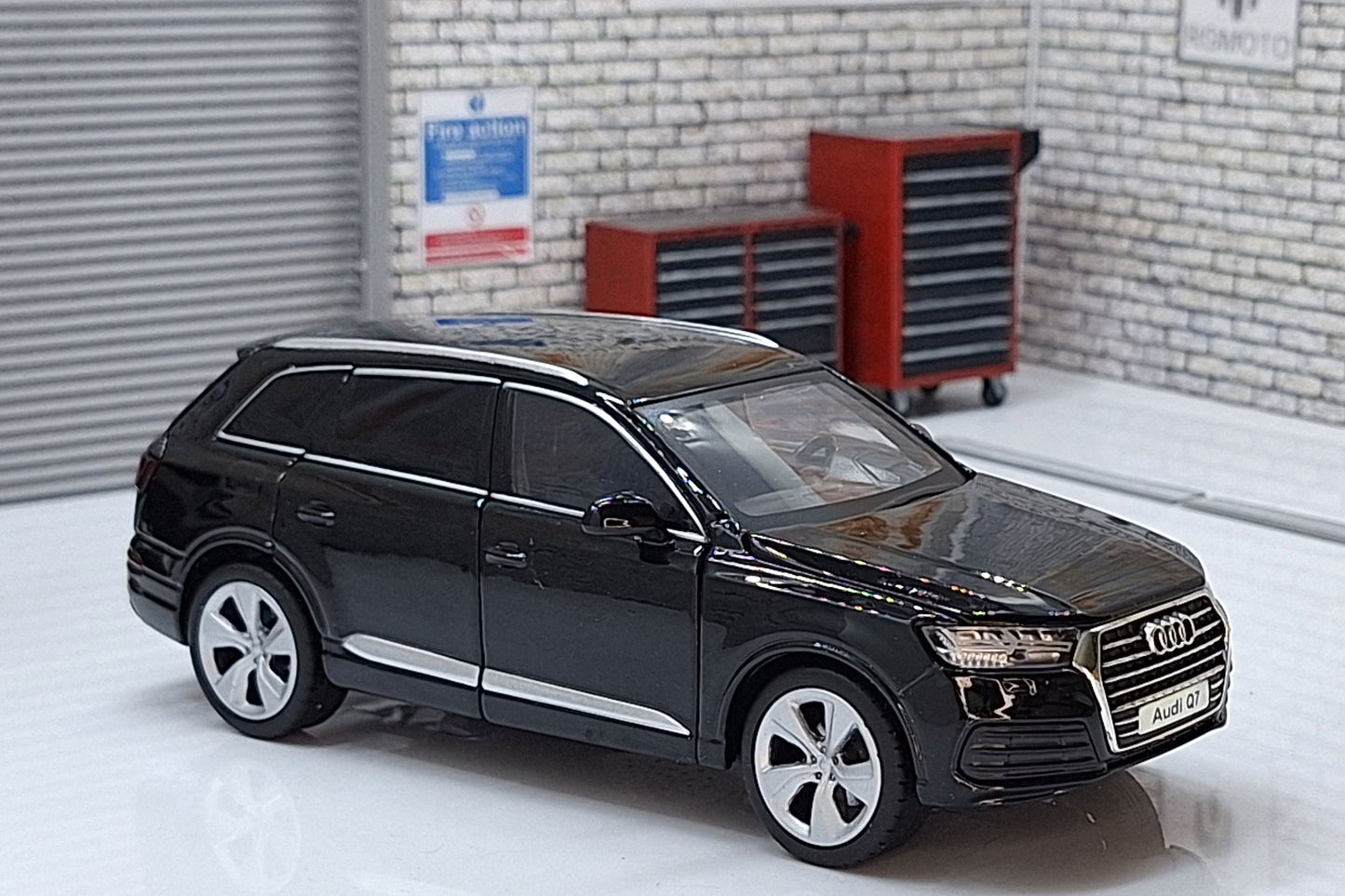 Audi Q7  Black 1:32 scale model Sound & Lights