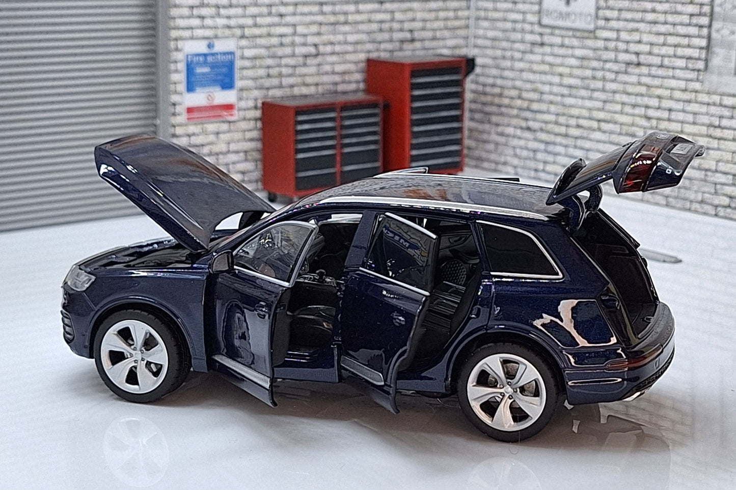 Audi Q7 Blue 1:32 scale model Sound & Lights