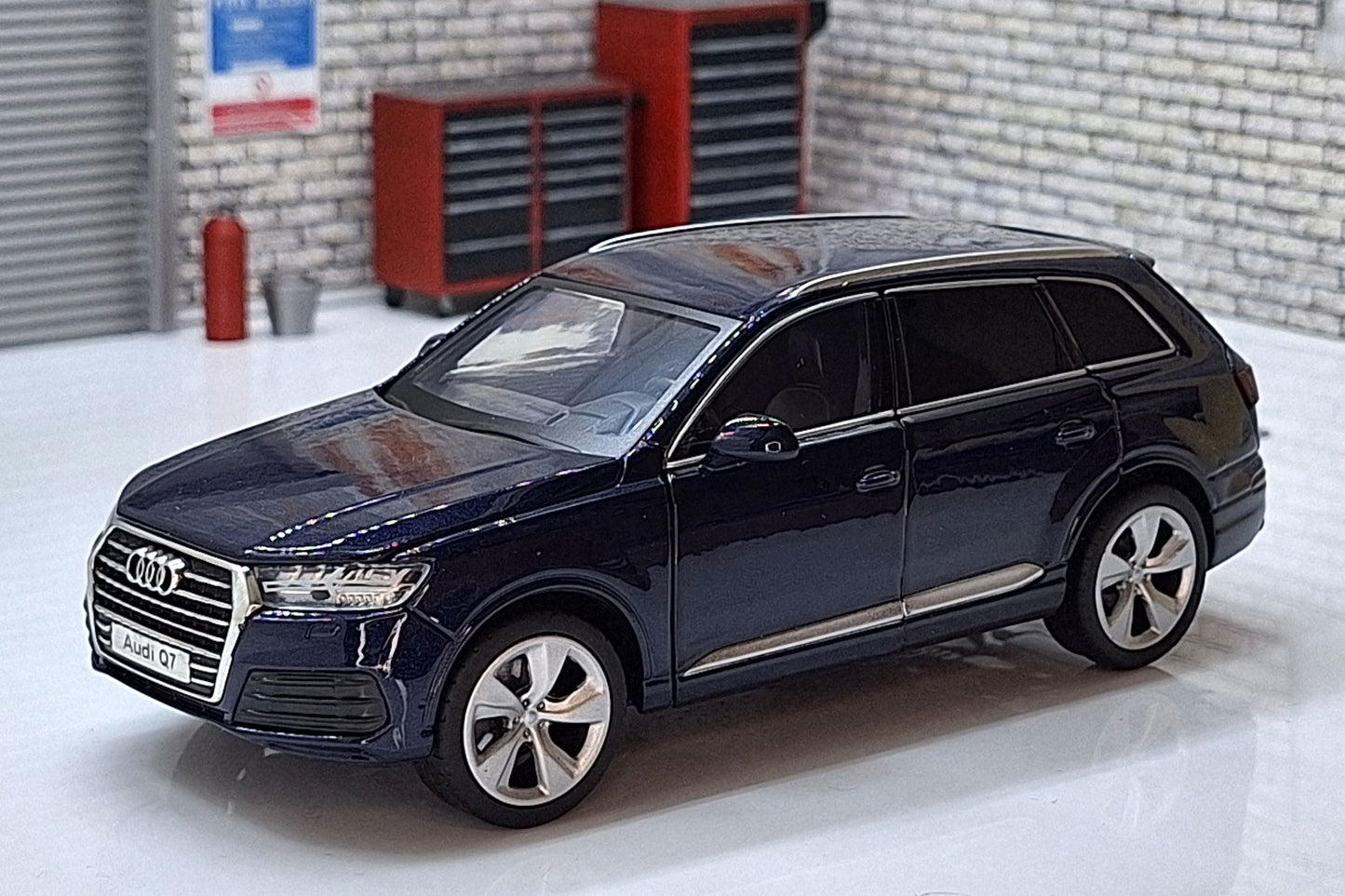 Audi Q7 Blue 1:32 scale model Sound & Lights