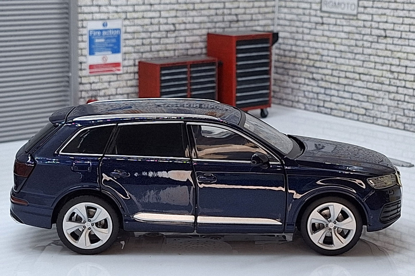 Audi Q7 Blue 1:32 scale model Sound & Lights