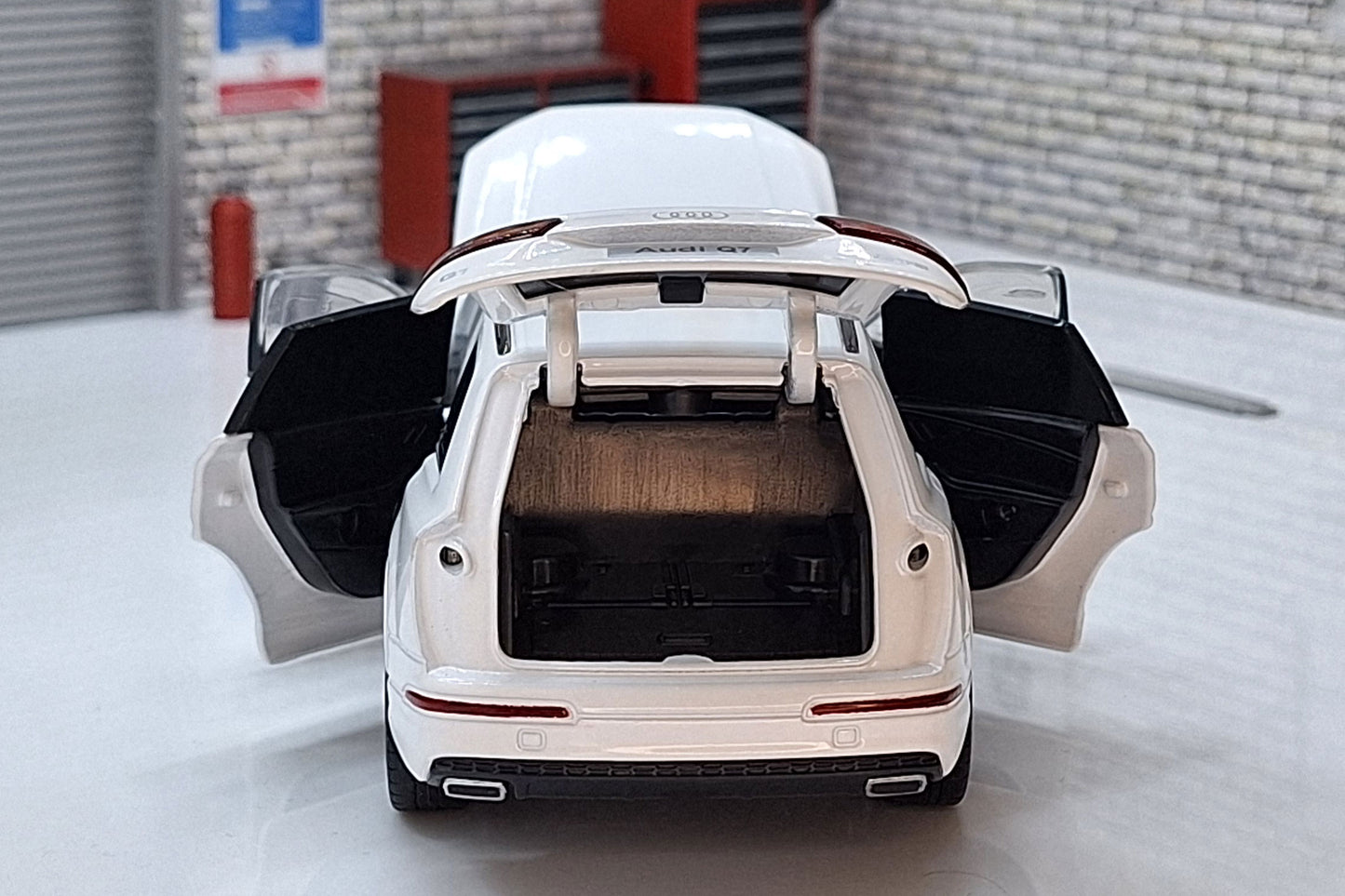 Audi Q7 White 1:32 scale model Sound & Lights