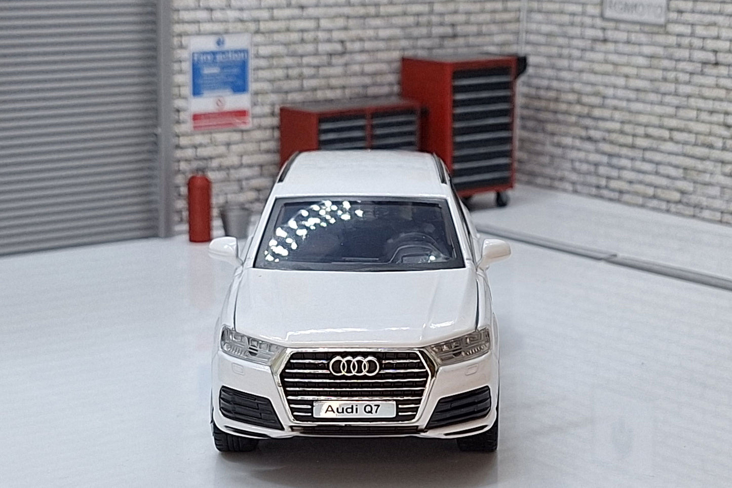 Audi Q7 White 1:32 scale model Sound & Lights