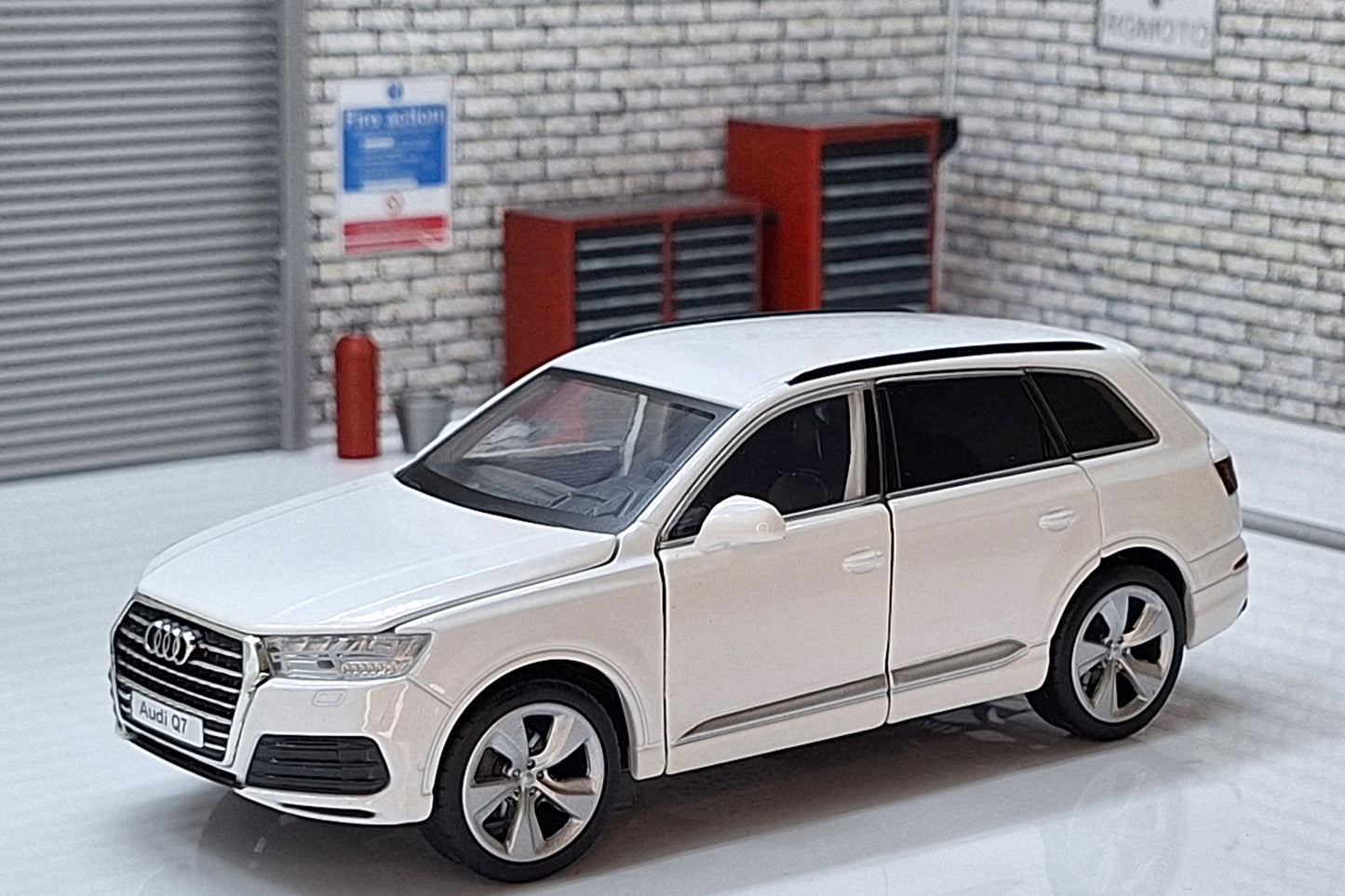 Audi Q7 White 1:32 scale model Sound & Lights