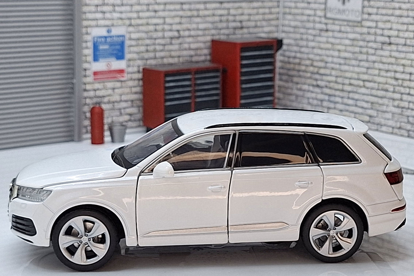 Audi Q7 White 1:32 scale model Sound & Lights