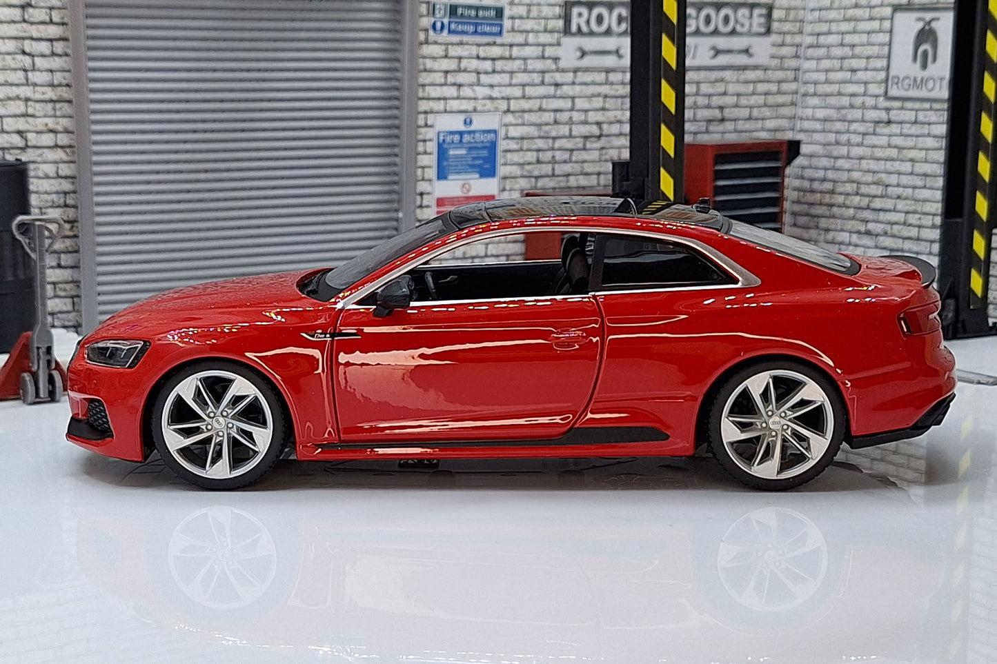 Audi Rs 5 Coupe  Red 1:24 Scale Car Model