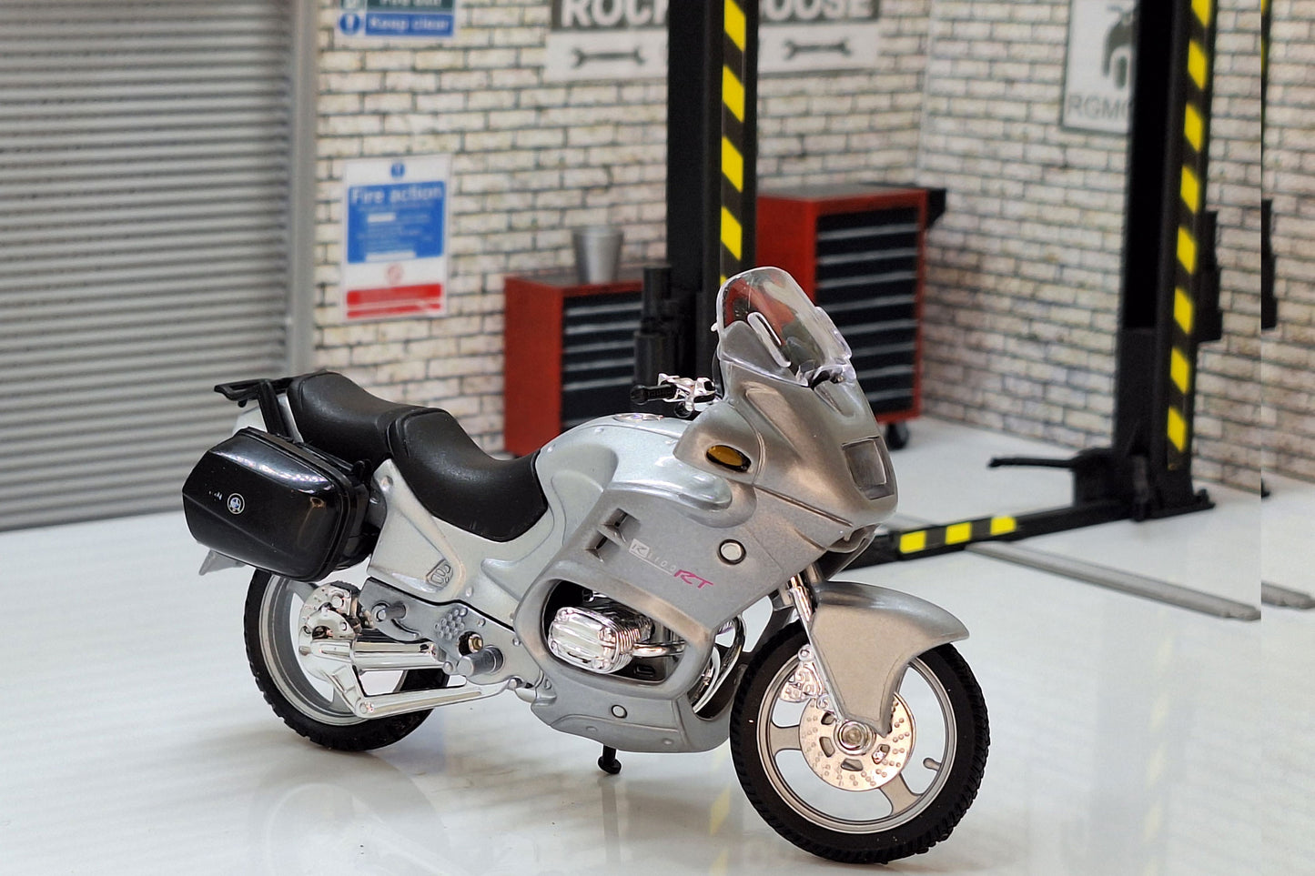 BMW R1100 RT 1:18 Scale Motorcycle Silver