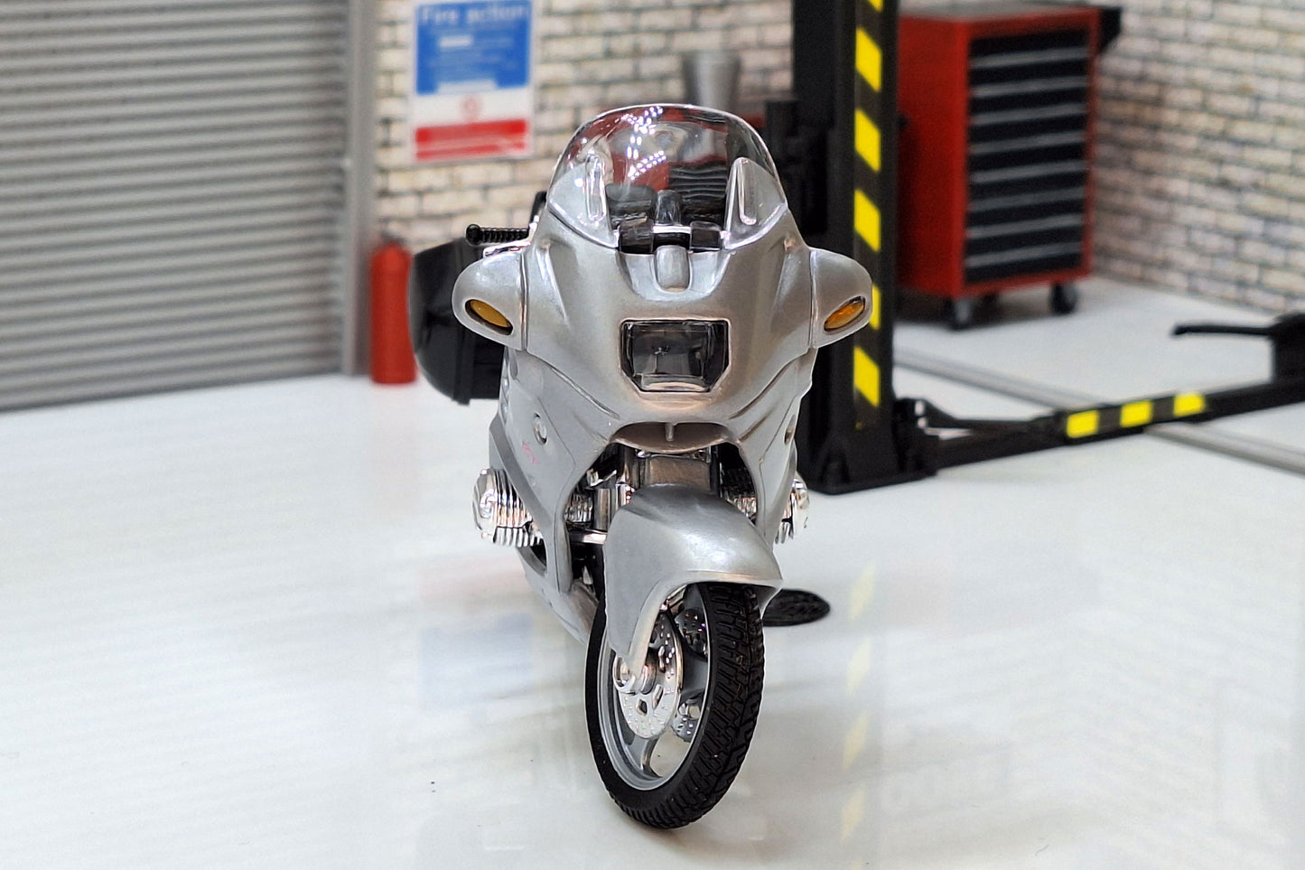 BMW R1100 RT 1:18 Scale Motorcycle Silver