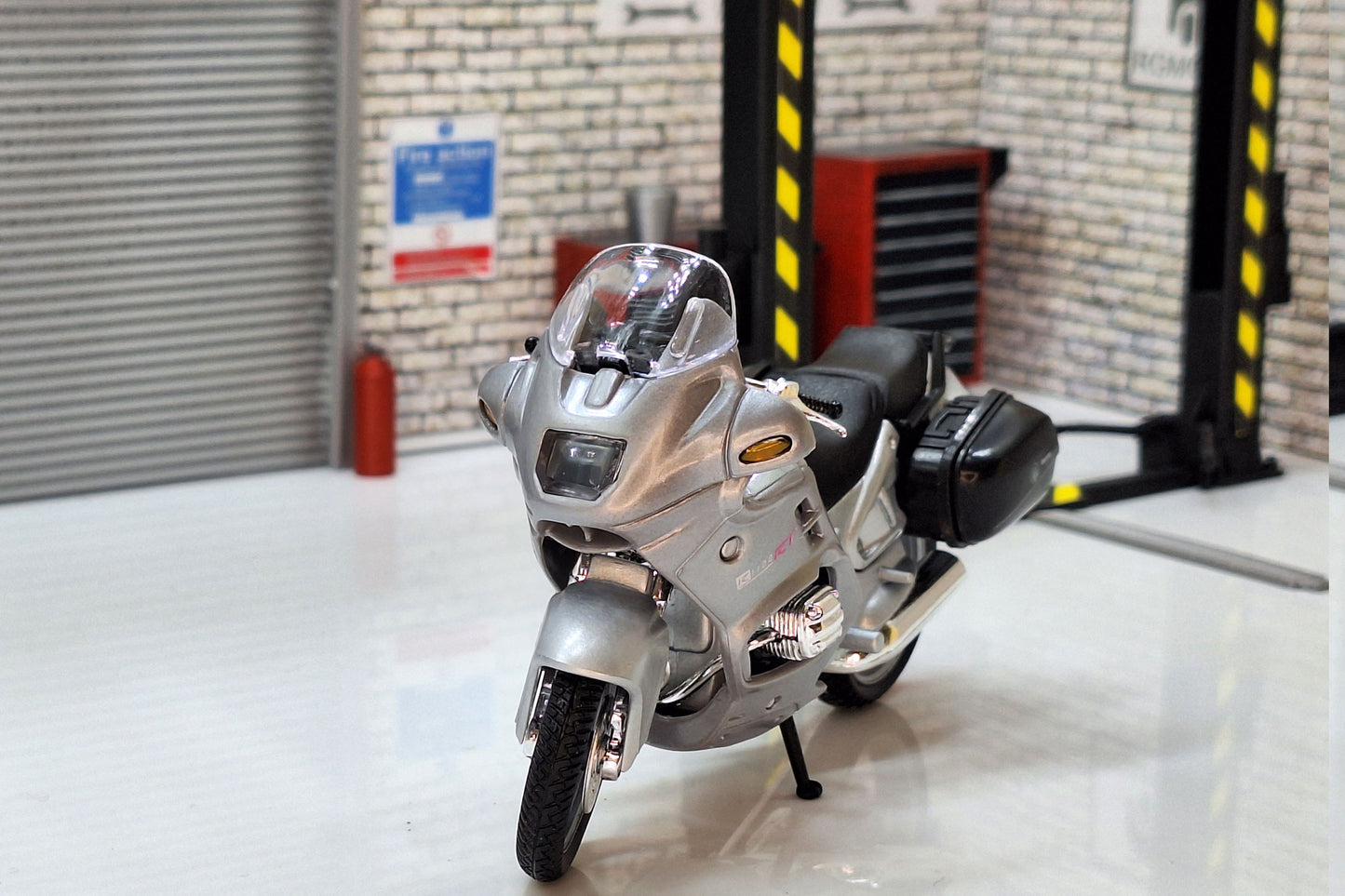 BMW R1100 RT 1:18 Scale Motorcycle Silver