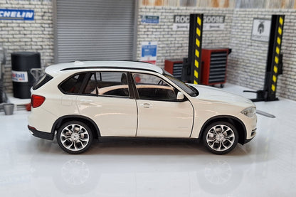 BMW X5 - White 1:24 Scale Car Model