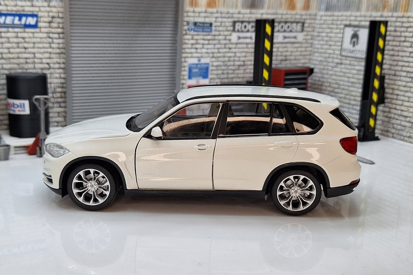 BMW X5 - White 1:24 Scale Car Model