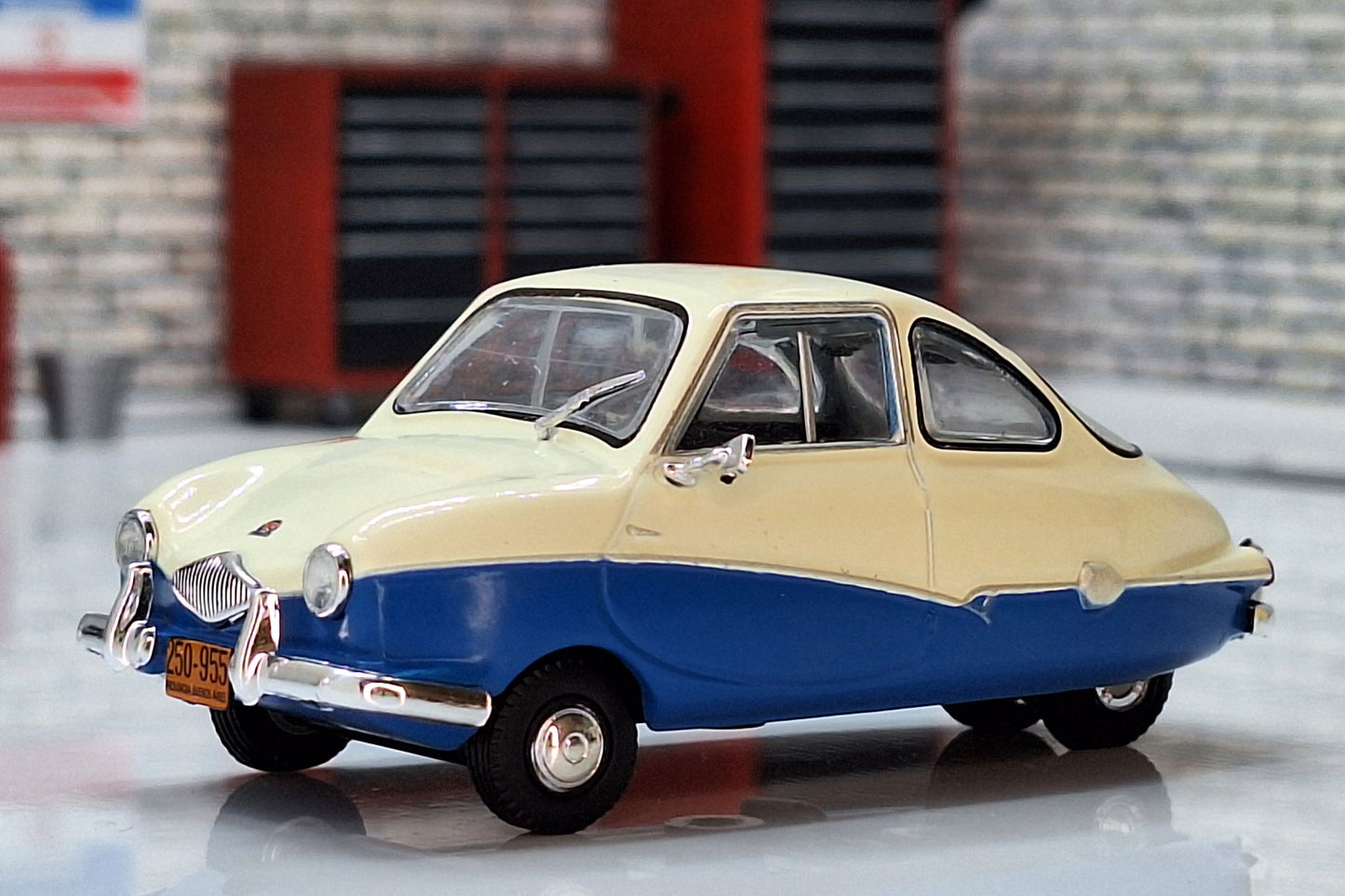 Bambi Microcoupe Blue/White 1:43 Fuldamobil