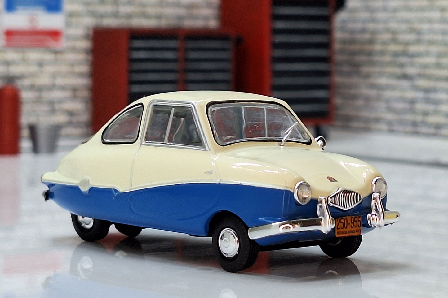 Bambi Microcoupe Blue/White 1:43 Fuldamobil