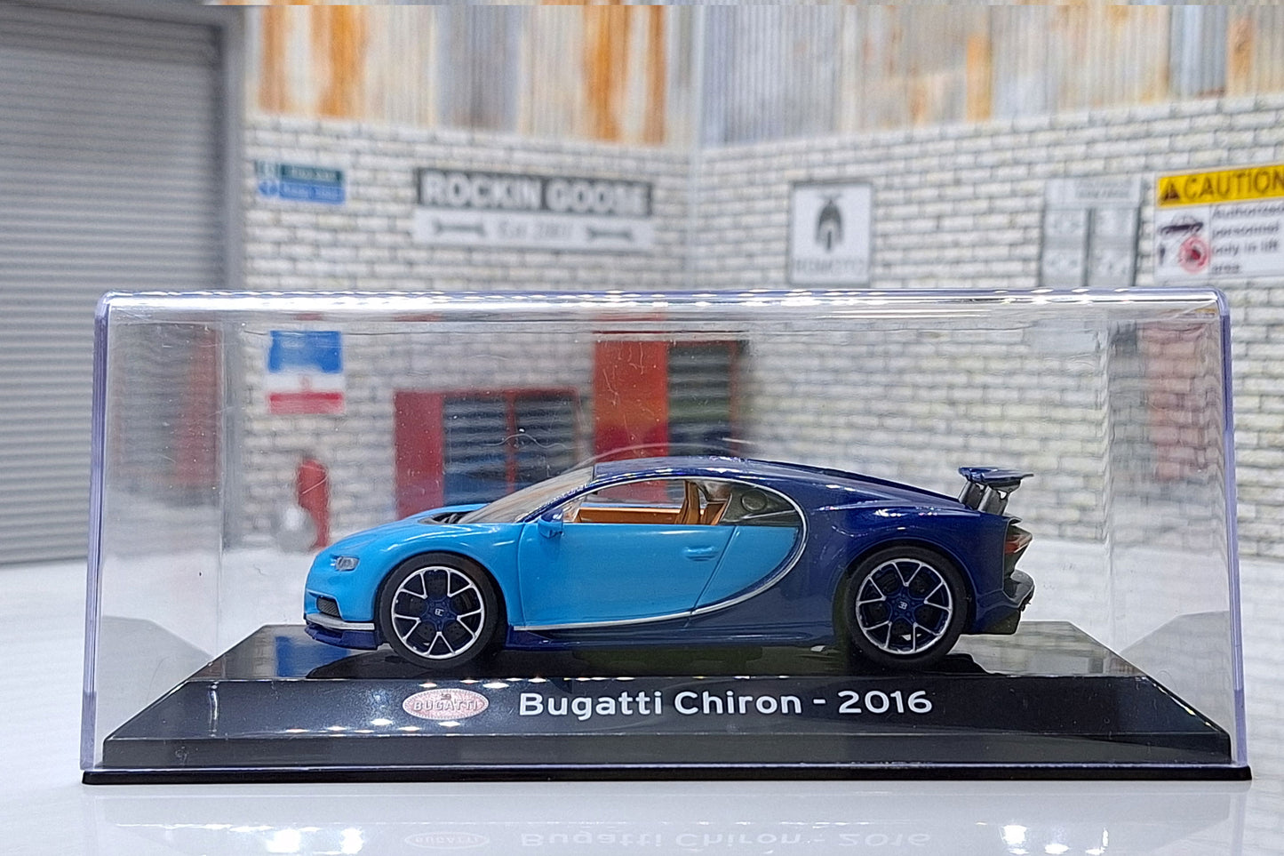 Bugatti Chiron 2016 Cased 1:43 Scale Supercar