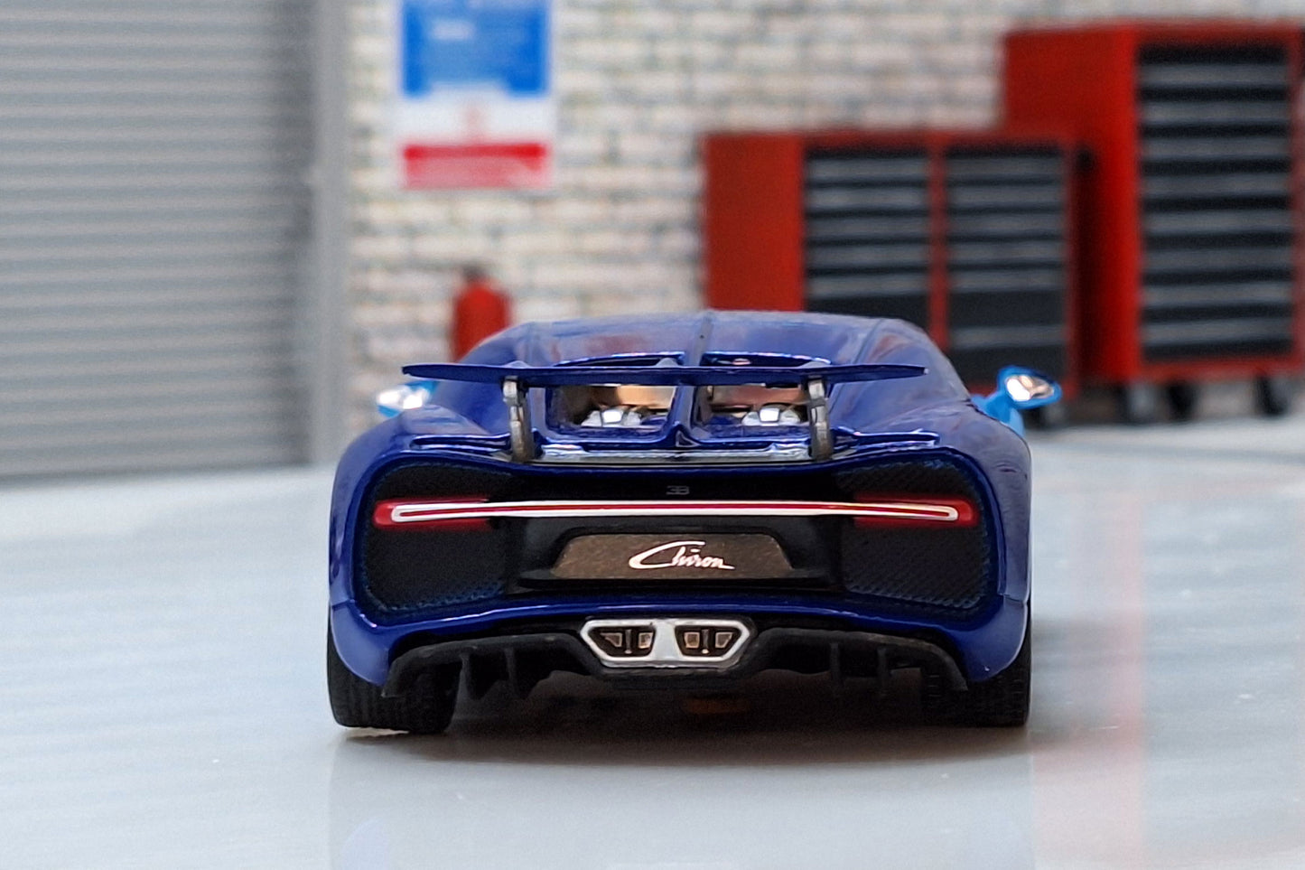 Bugatti Chiron 2016 Cased 1:43 Scale Supercar