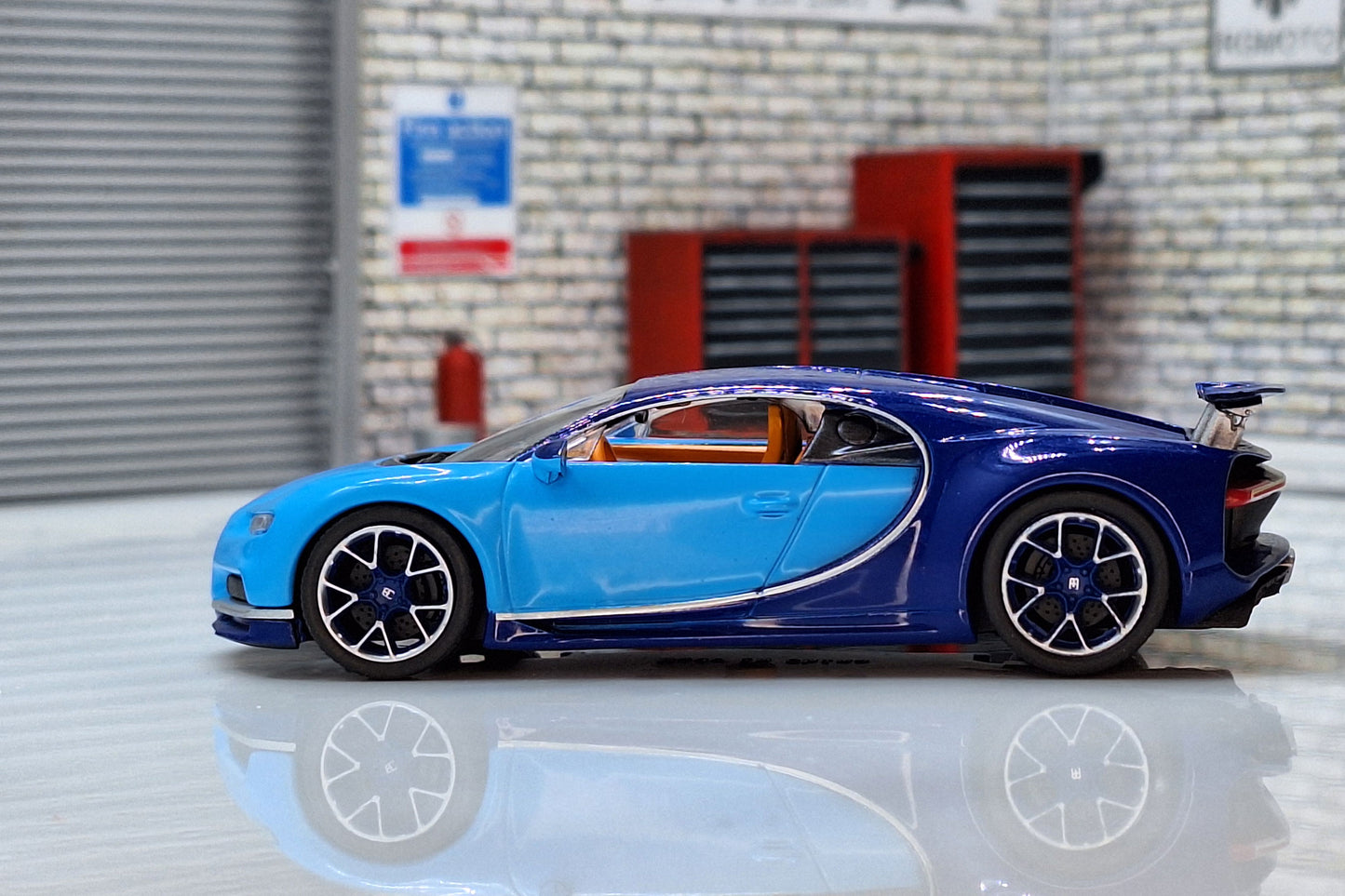 Bugatti Chiron 2016 Cased 1:43 Scale Supercar