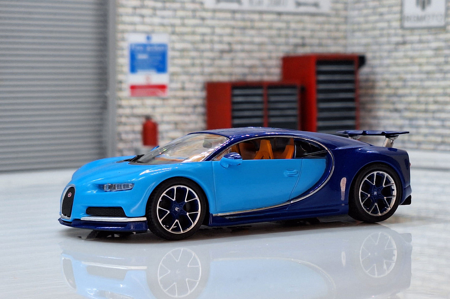 Bugatti Chiron 2016 Cased 1:43 Scale Supercar