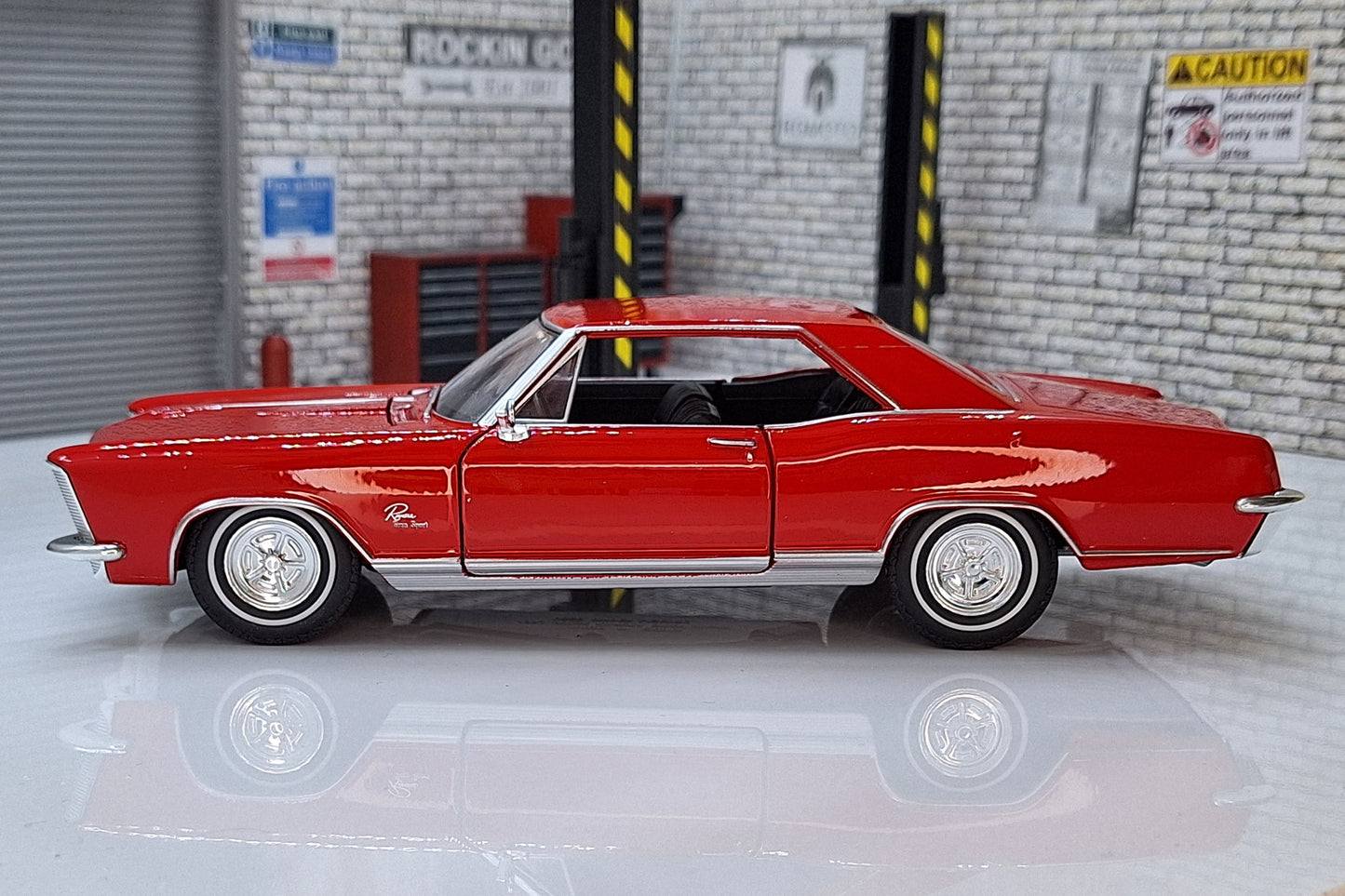 Buick Riviera Grand Sport, Red, 1965 1:24 Scale Car