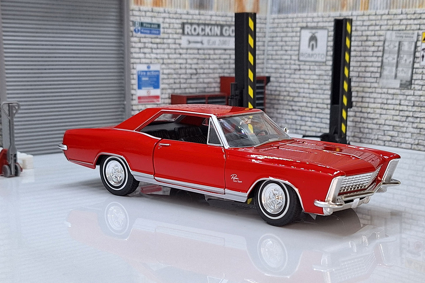 Buick Riviera Grand Sport, Red, 1965 1:24 Scale Car