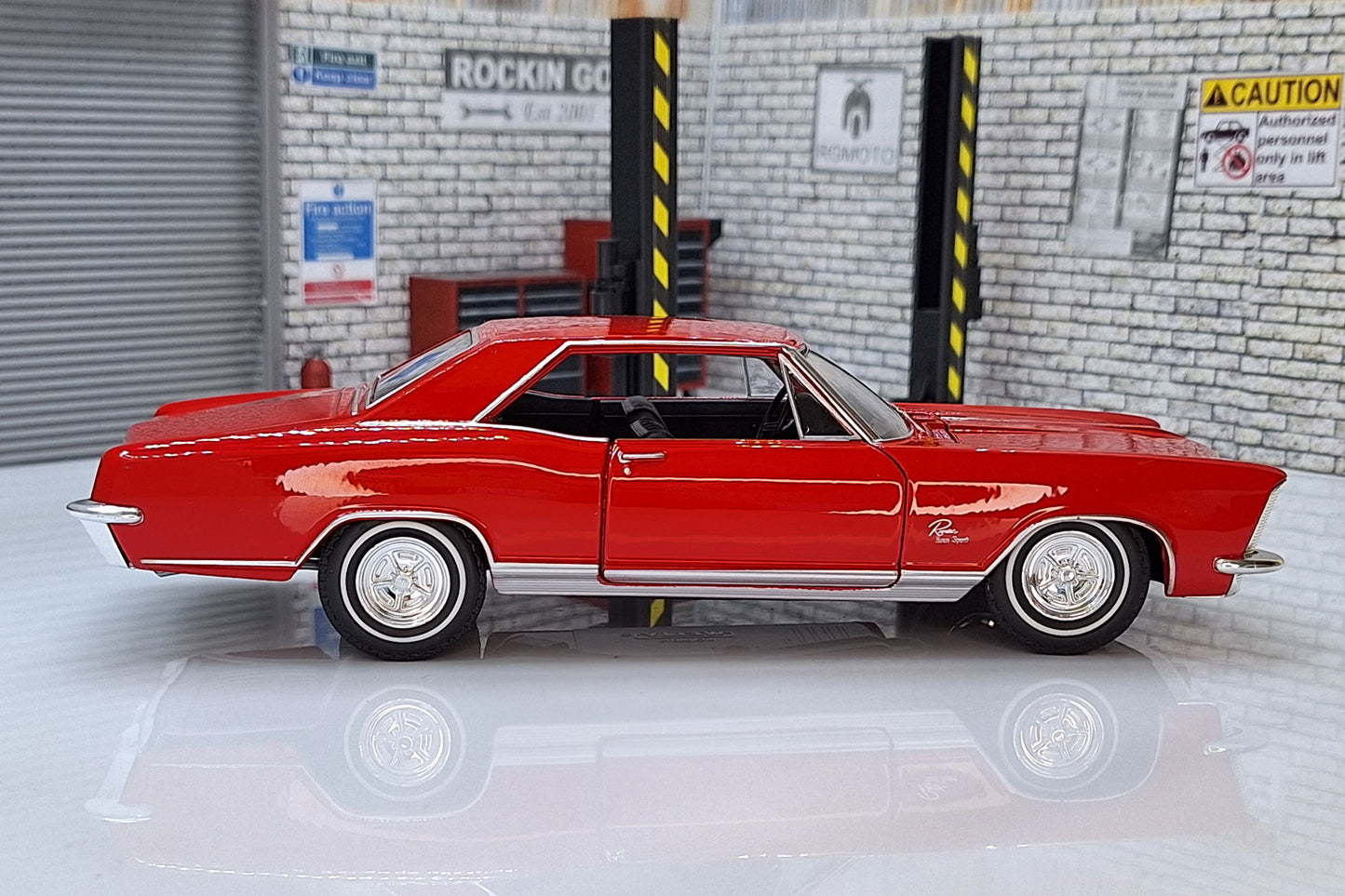 Buick Riviera Grand Sport, Red, 1965 1:24 Scale Car