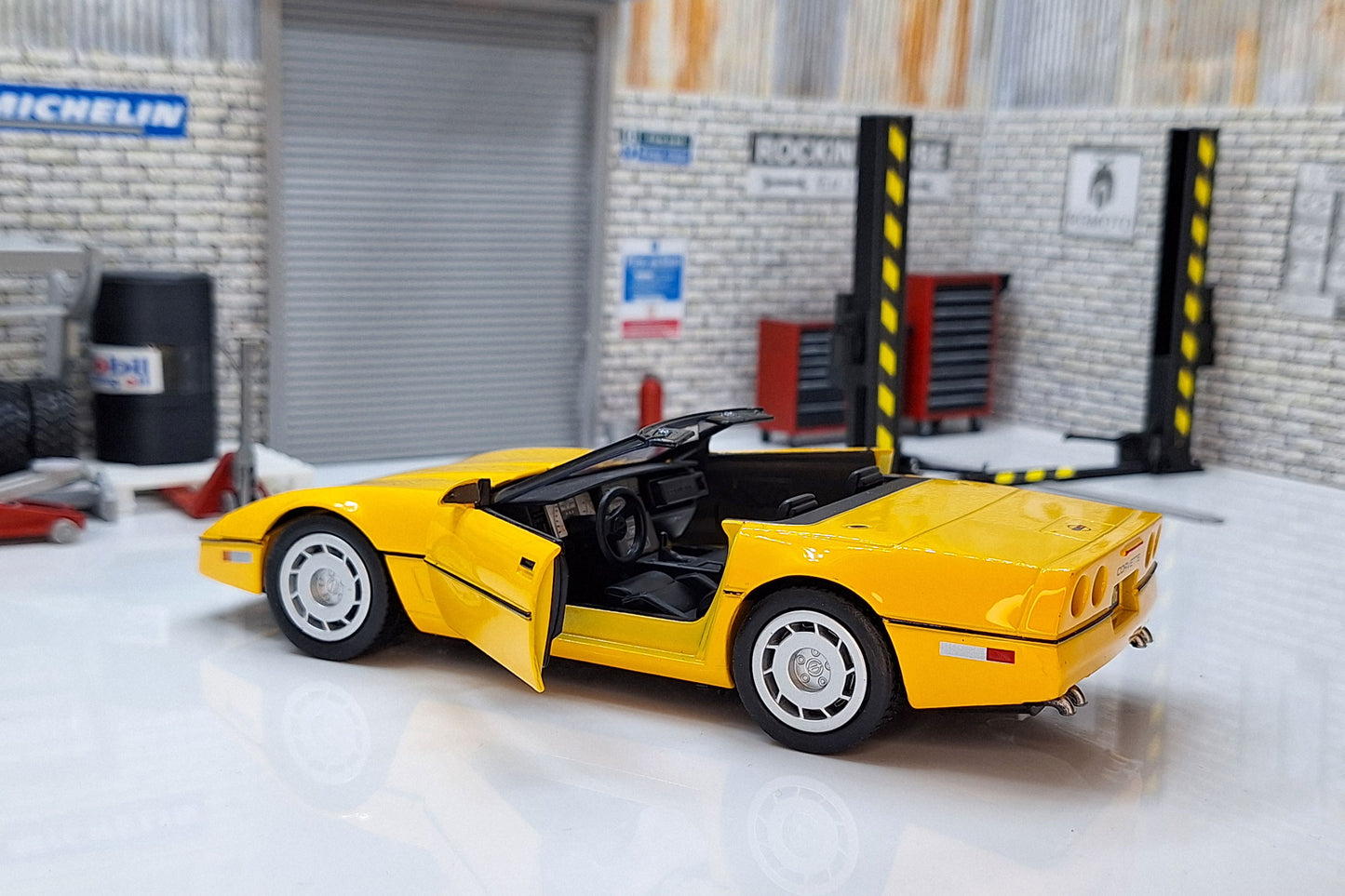 Chevrolet Corvette 1986 Yellow 1:24 Scale