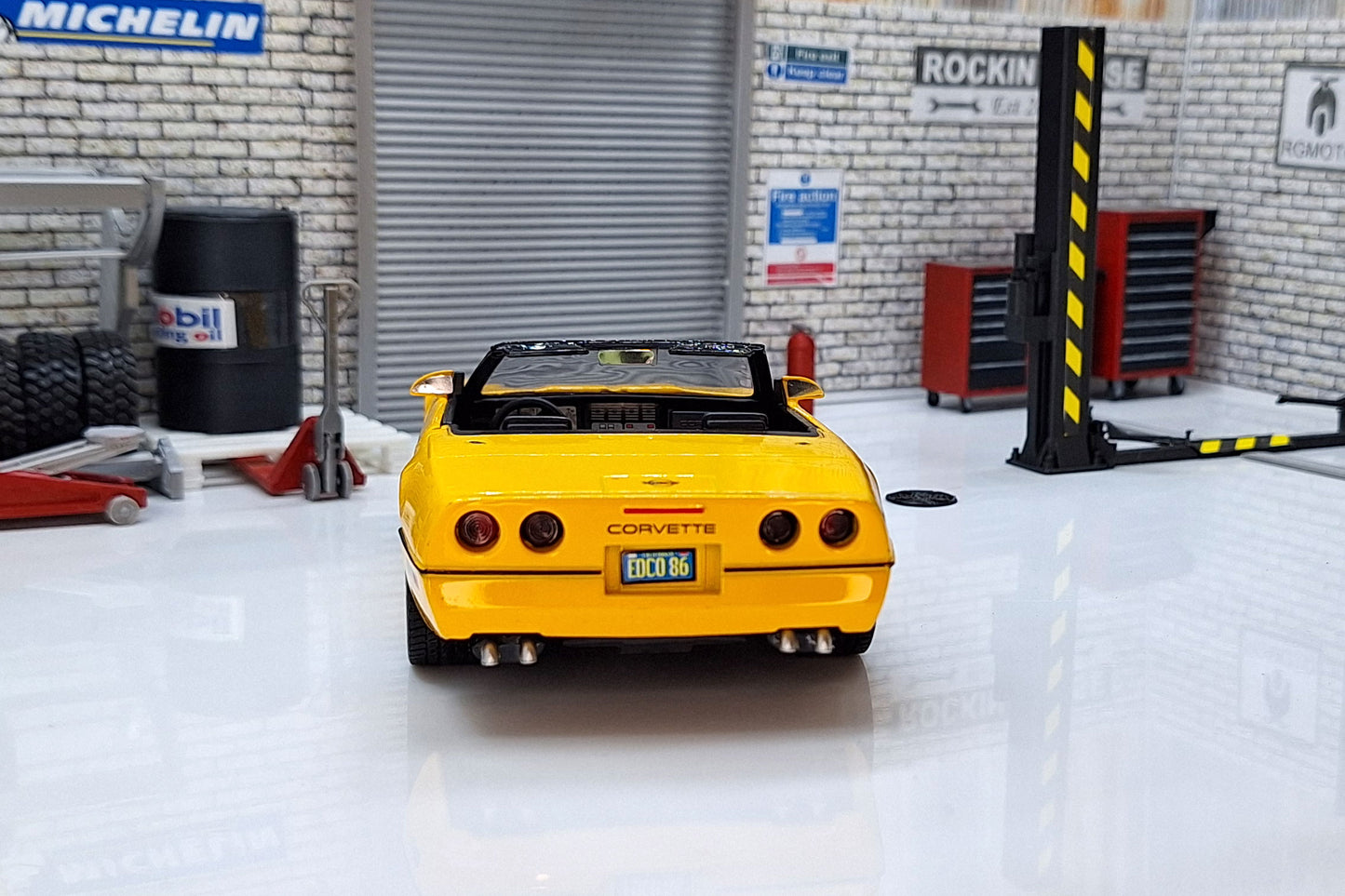 Chevrolet Corvette 1986 Yellow 1:24 Scale