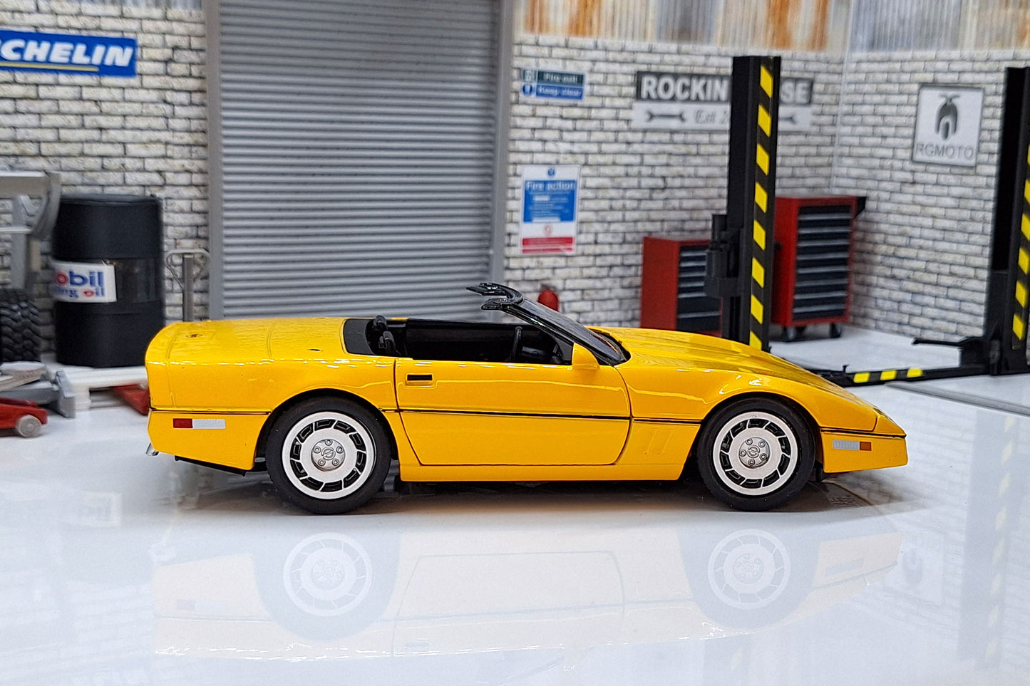 Chevrolet Corvette 1986 Yellow 1:24 Scale