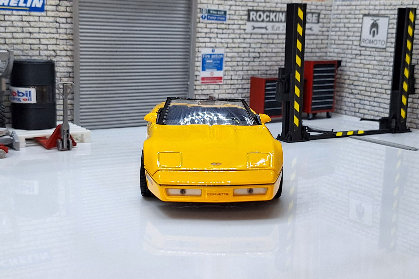 Chevrolet Corvette 1986 Yellow 1:24 Scale