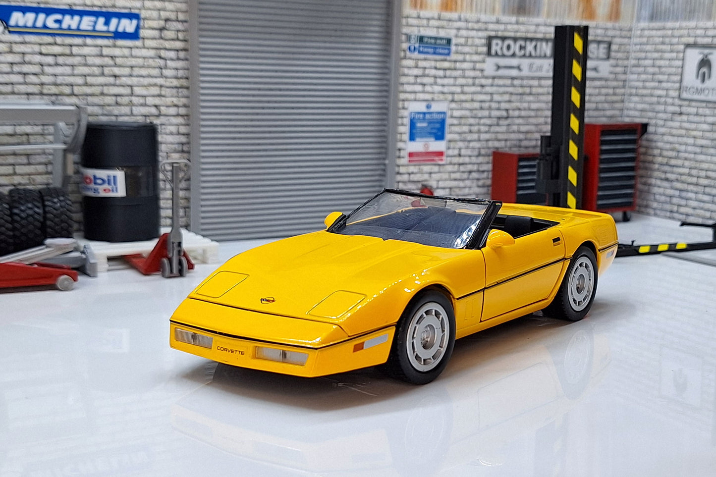 Chevrolet Corvette 1986 Yellow 1:24 Scale