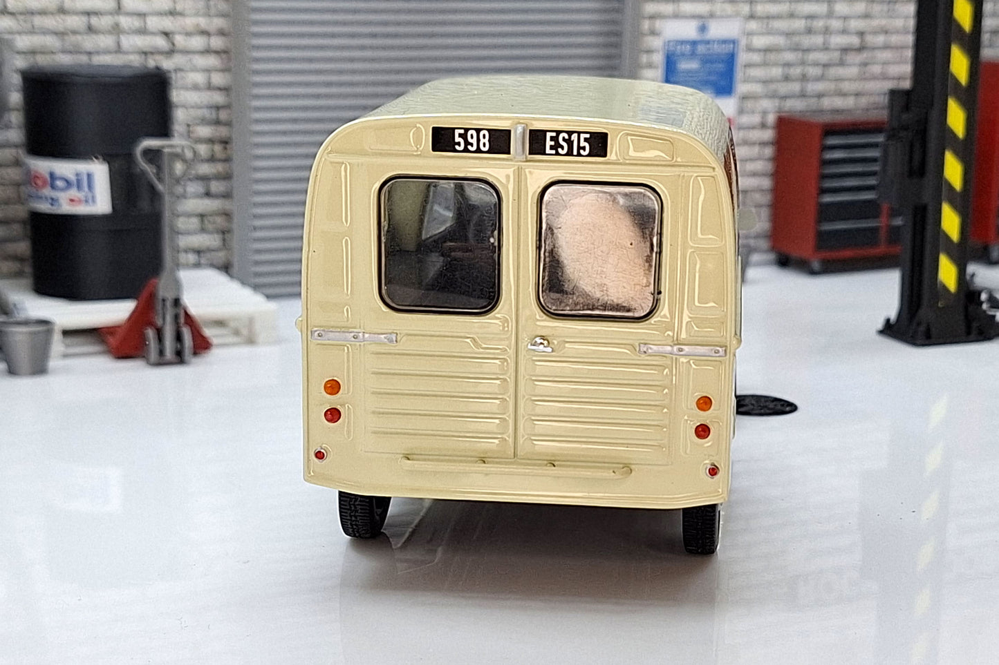 Citroen 2 CV AKS 400 - Beige 1970 1:24 Scale