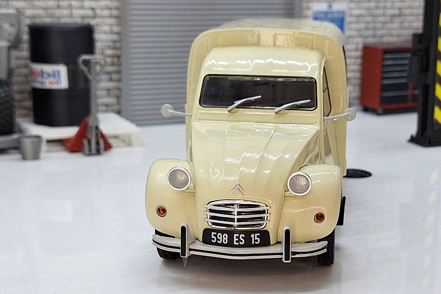 Citroen 2 CV AKS 400 - Beige 1970 1:24 Scale