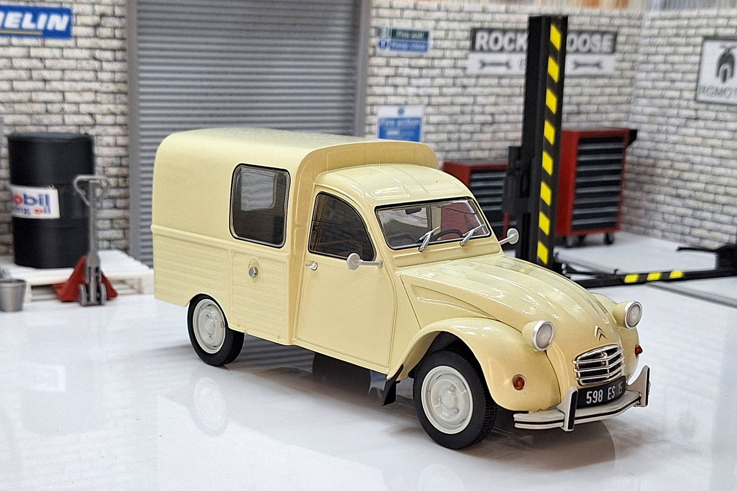 Citroen 2 CV AKS 400 - Beige 1970 1:24 Scale