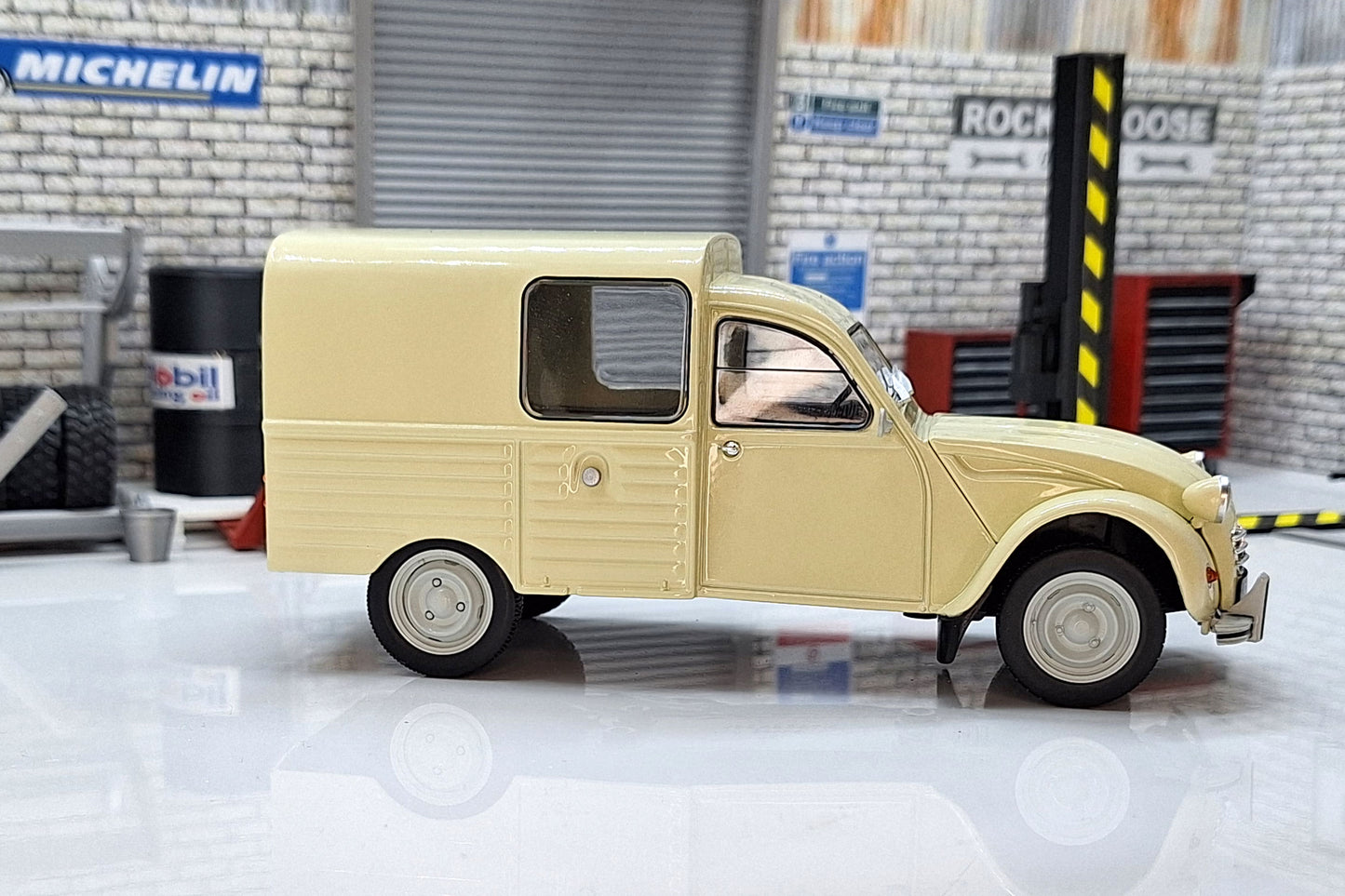 Citroen 2 CV AKS 400 - Beige 1970 1:24 Scale