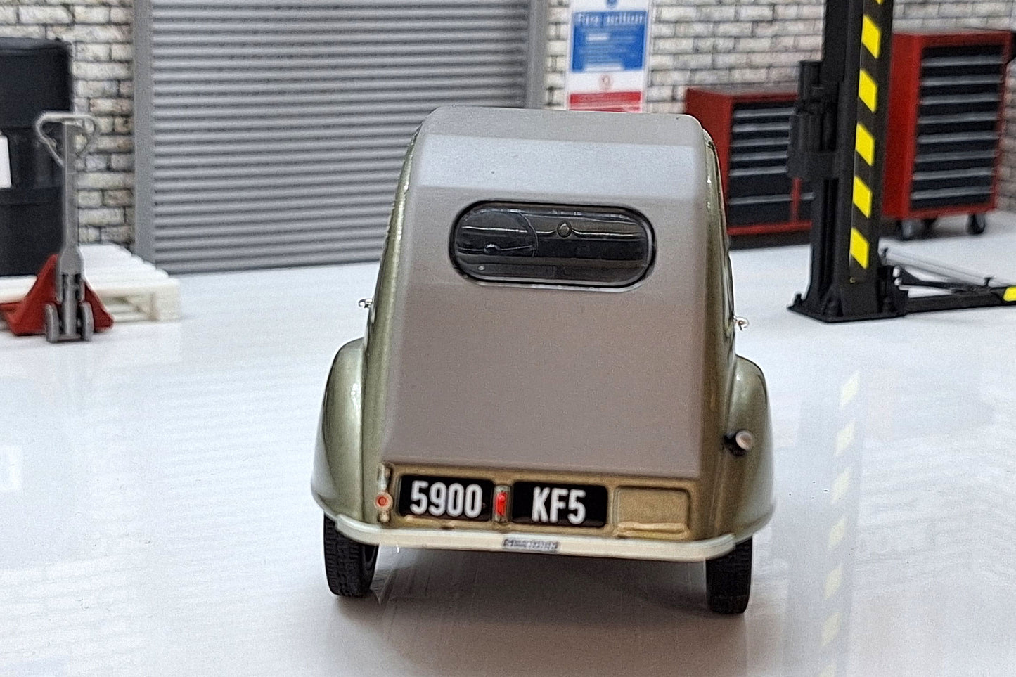 Citroen 2CV A - Silver 1948 1:24 Scale