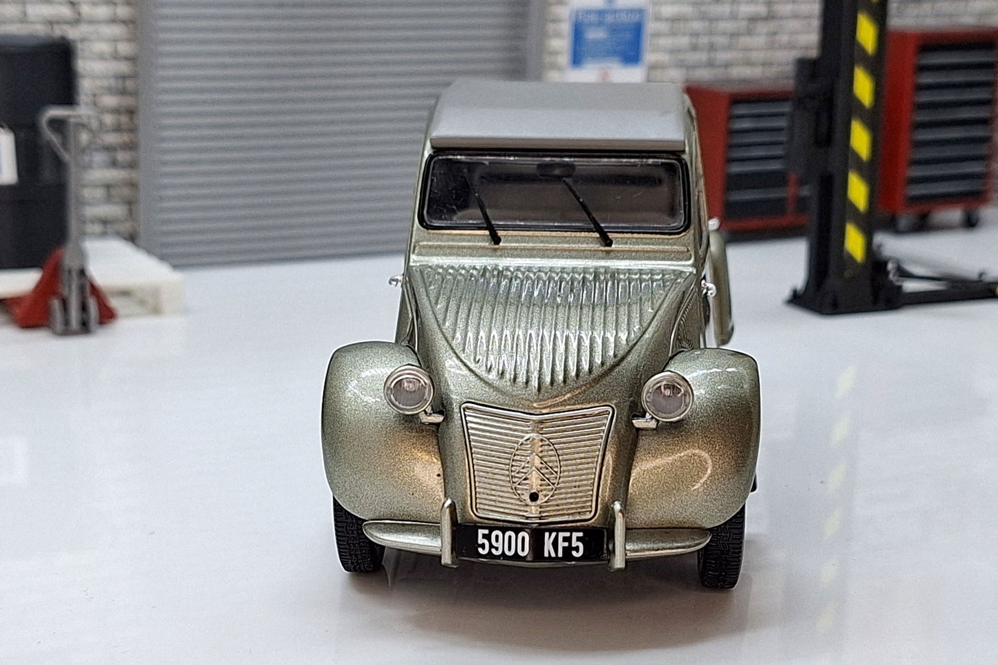 Citroen 2CV A - Silver 1948 1:24 Scale