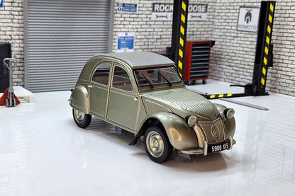 Citroen 2CV A - Silver 1948 1:24 Scale