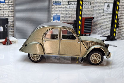 Citroen 2CV A - Silver 1948 1:24 Scale