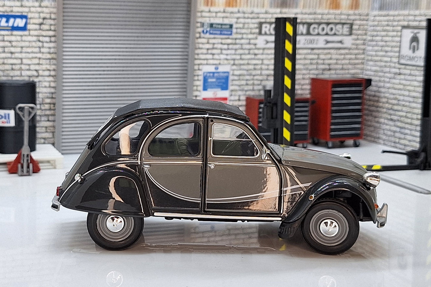 Citroen Charleston 2CV 1982 - Grey 1:24 Scale