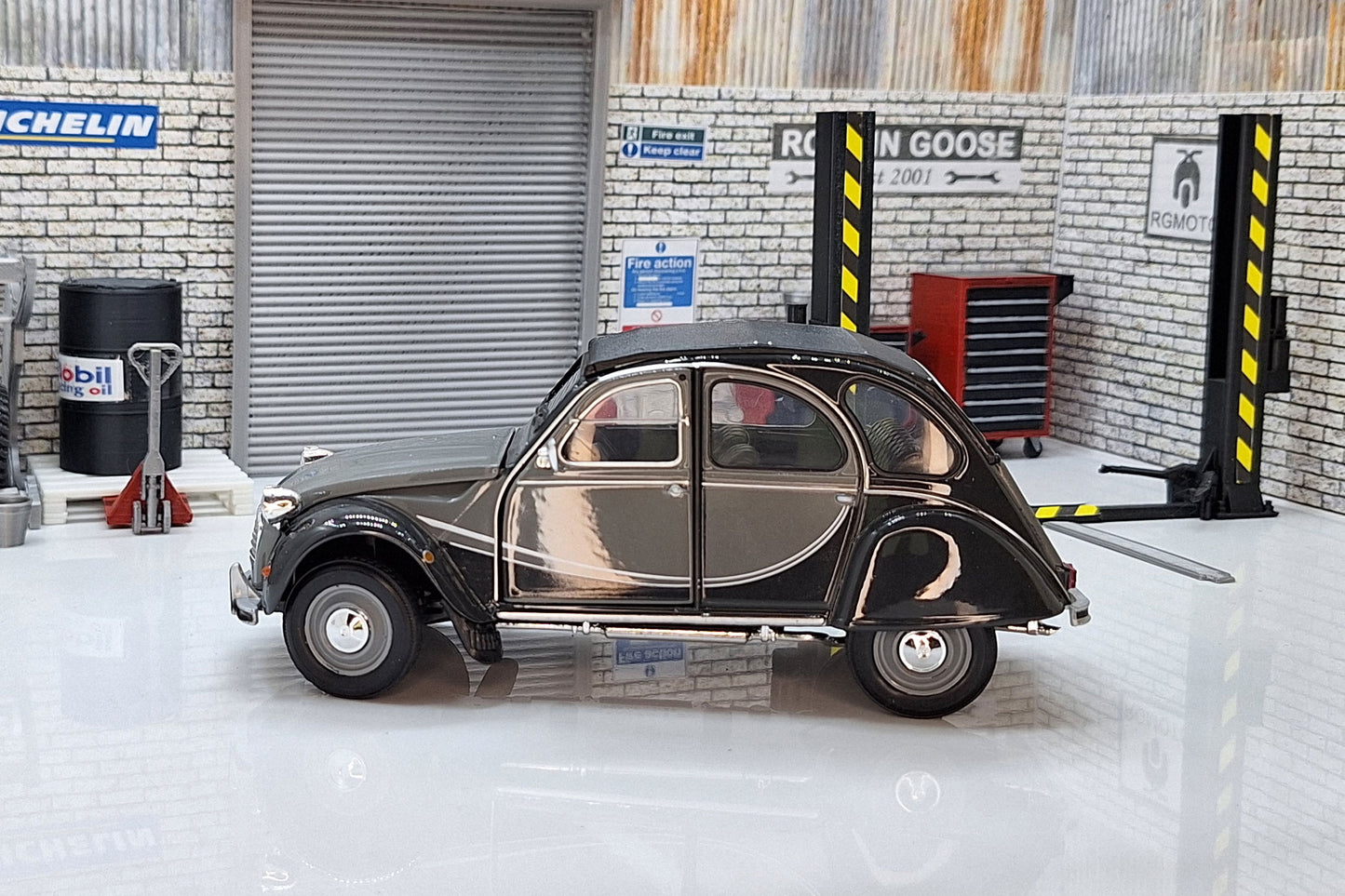 Citroen Charleston 2CV 1982 - Grey 1:24 Scale