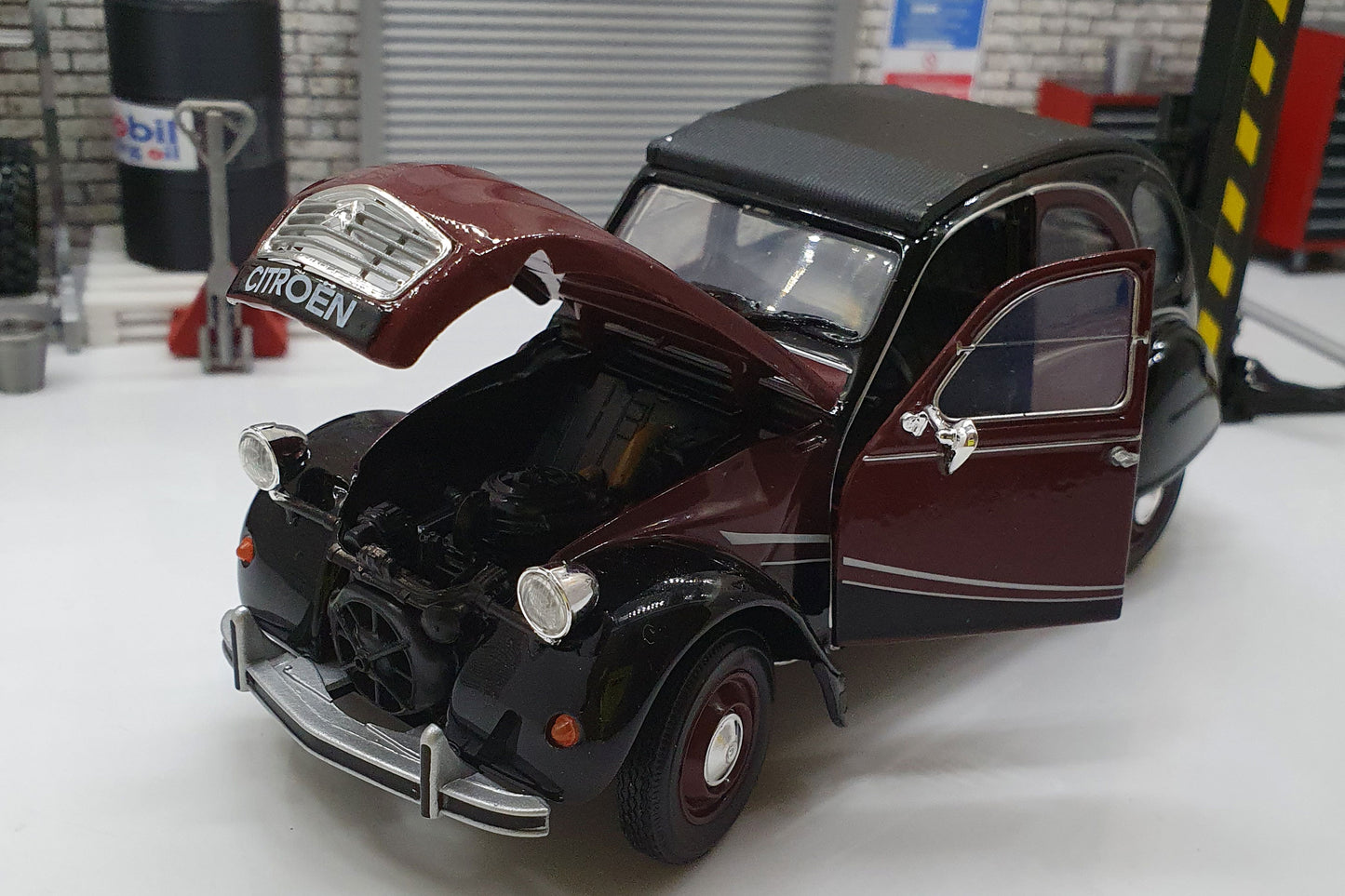 Citroen Charleston 2CV 1982 - Burgundy/Black 1:24 Scale