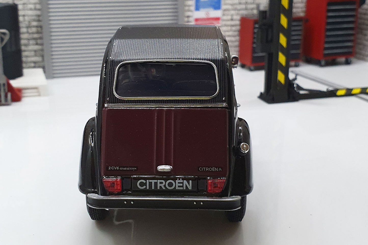 Citroen Charleston 2CV 1982 - Burgundy/Black 1:24 Scale