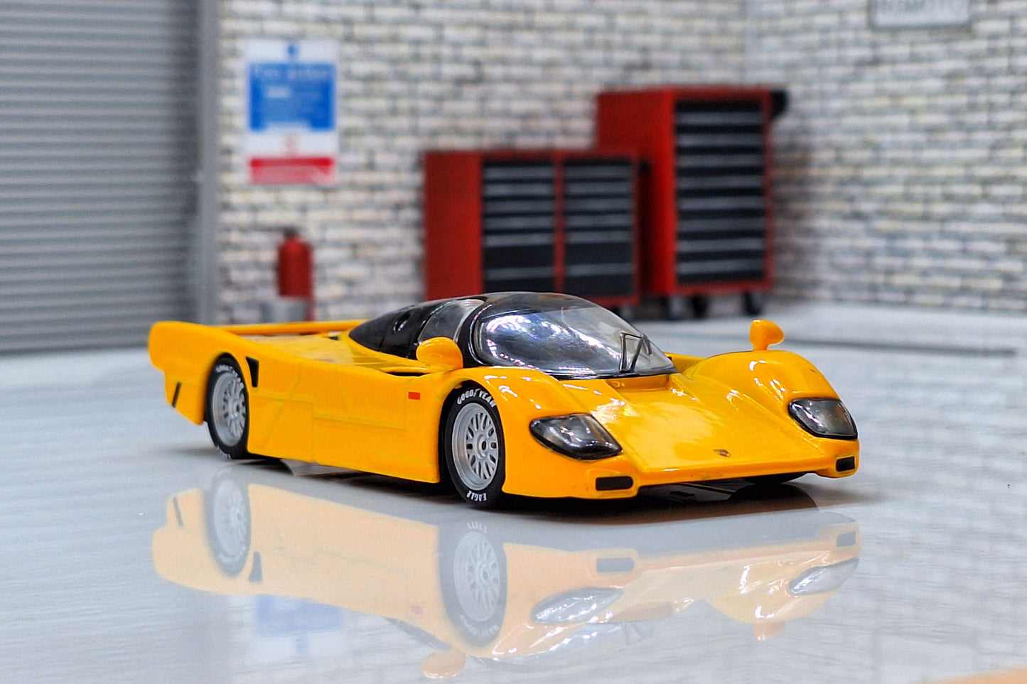 Dauer Porsche 962 1993 Cased 1:43 Scale Supercar