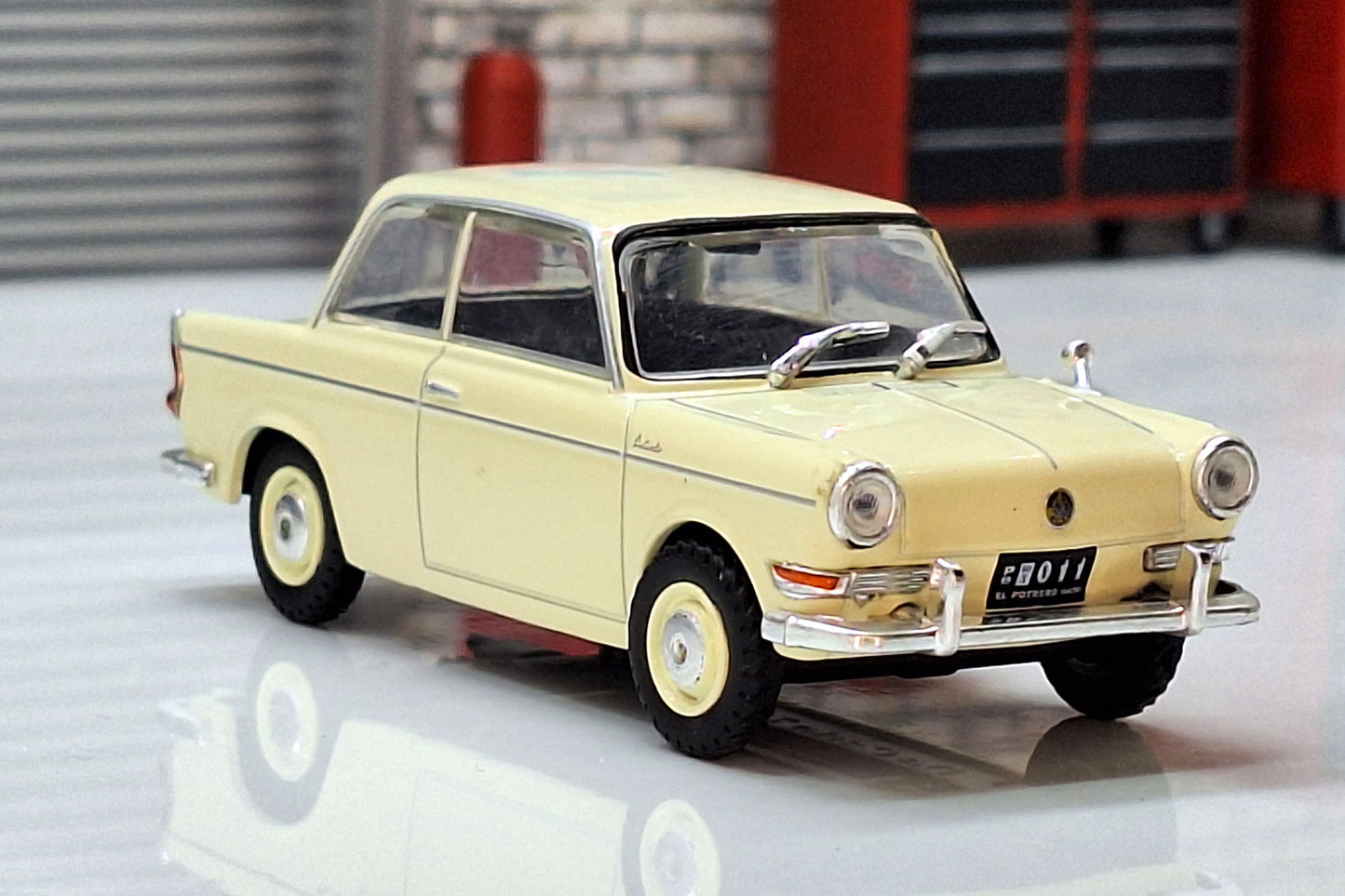 BMW De Carlo 700  1960 1:43 Scale Model