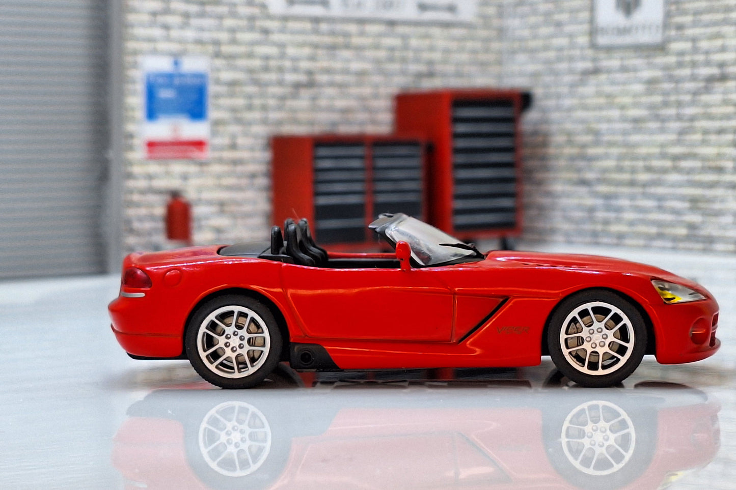 Dodge Viper SRT 10 2003 Cased 1:43 Scale Supercar