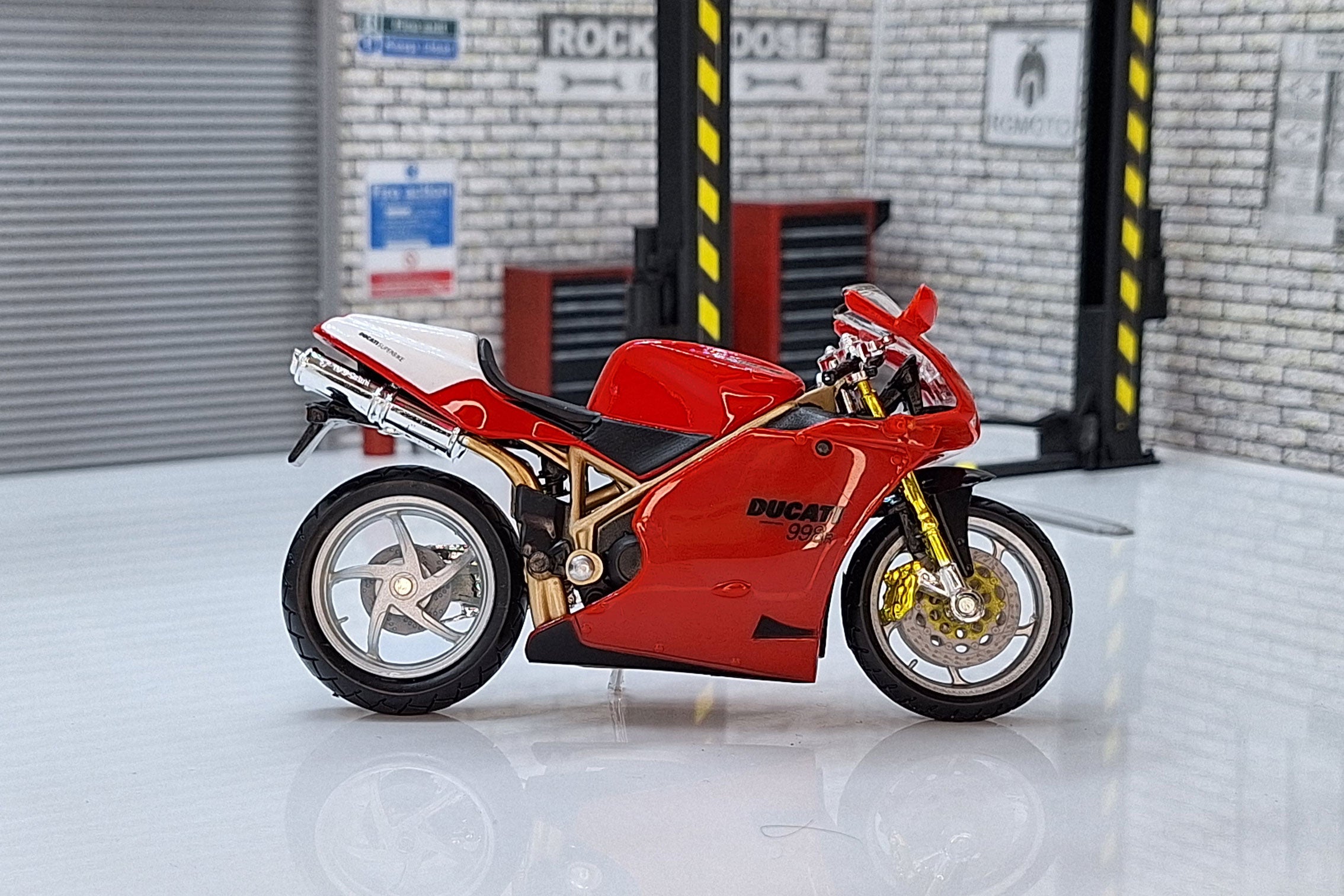 ミニチャンプス DUCATI 998R・BRITISH SUPERBIKE 2002・MICHAEL ミニチャンプス DUCATI 998R・BRITISH SUPERBIKE 2002・MICHAEL