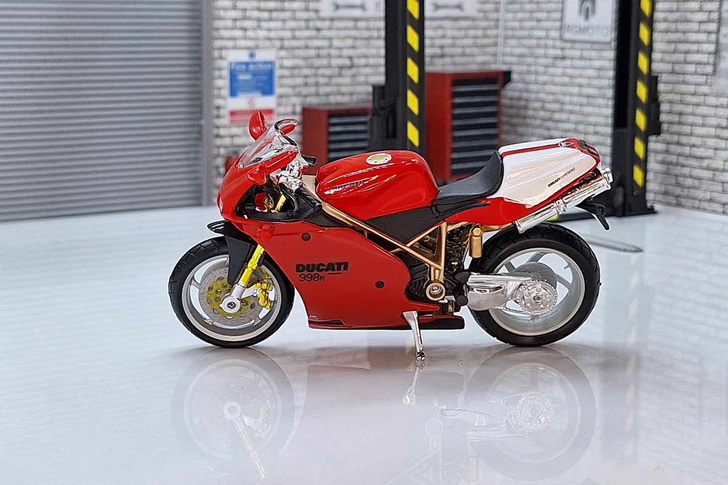 Ducati 998R 1:18 Scale Motorcycle